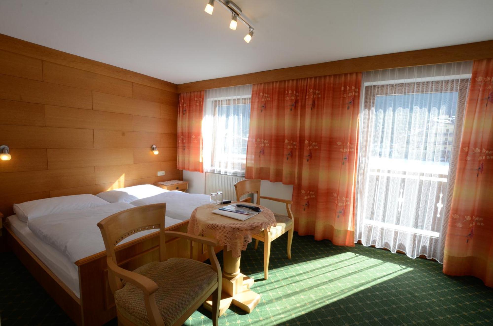 Haus Monika Und Haus Claudia Hotel Mayrhofen Bagian luar foto
